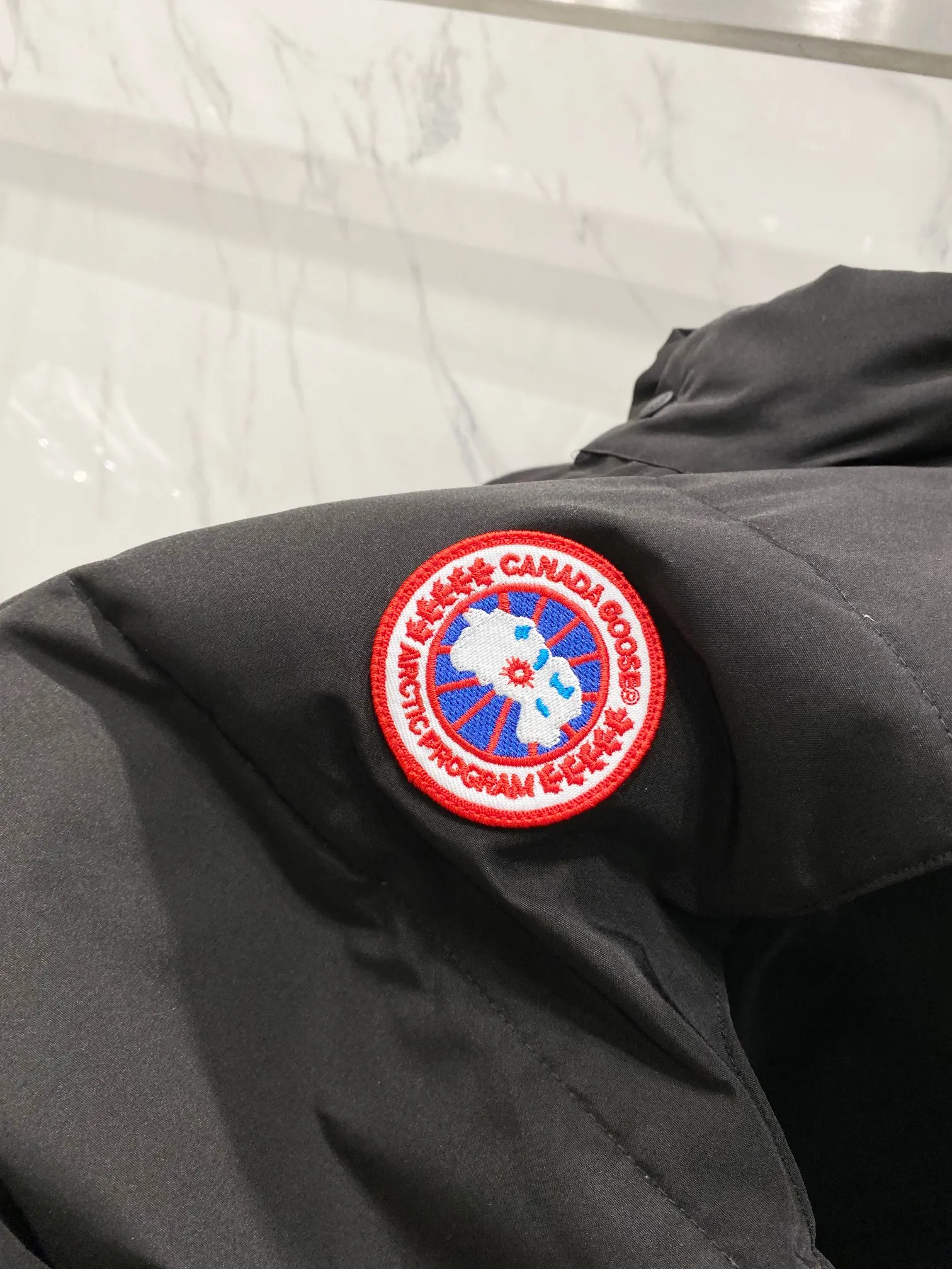 P360 CANADA GOOSE / Freestyle Crew vest 4154M Canada Goose vest for men and women. Canada Goose has always been recognized as the warmest down jacket. Various Instagram celebrities, Internet celebrities, and celebrities often wear it for street photos. This is my fifth year of going out for Canada Goose. I make Canada Goose every year, but I still can’t get rid of my love for the goose. No matter how cold the days are, there is no need to be afraid! Because of the care of the big goose ♦The down vest is definitely an artifact of the concave shape in autumn and winter!!! The world's most popular down vest will be shipped in 2024!!! ♦Order model for trading companies, exclusively launched! The counters purchase at the same time through the same channel. ♦The high-density gall-free fabric and anti-drilling velvet technology is a strong proof of authenticity and cannot be compared with ordinary imitations. It is a high-quality product from the channel, and every detail is perfectly presented.  ♦A down vest for autumn and winter. Would you be worthy of yourself if you don’t buy Canada Goose? If you want to be beautiful but also keep warm, Canada Goose can give you what you want. ♦Everyone on earth knows about Canada Goose! I won’t say much, just take a look at the real-life details to get a feel for the product! The double-layer pocket design on the clothes is more convenient. The buttons are engraved with letters. The details are perfect. The neckline is designed to fit the skin to keep warm and comfortable. The second thing is to wear it correctly. The key is to consider the autumn and winter clothing matching. Look at the details to feel it. The best proof is the quick rebound when you press it. Color: black, off-white, gray. Size: M~2XL